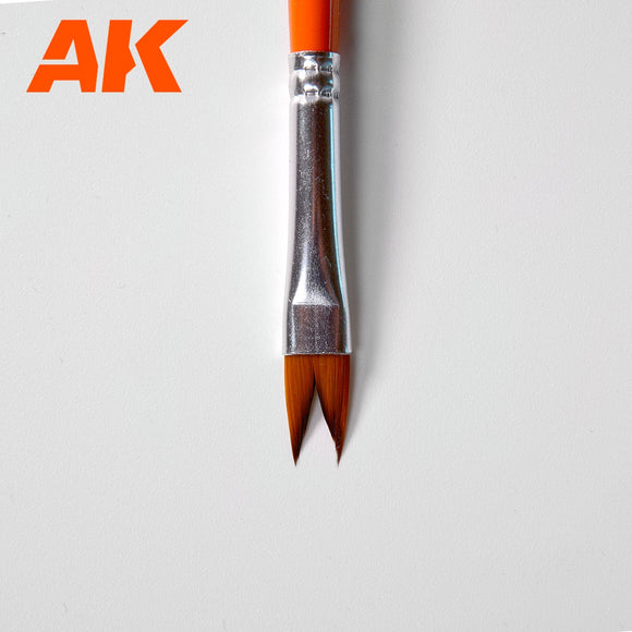 AK-Interactive AK587 Whale Tail/Ribbon Weathering Brush