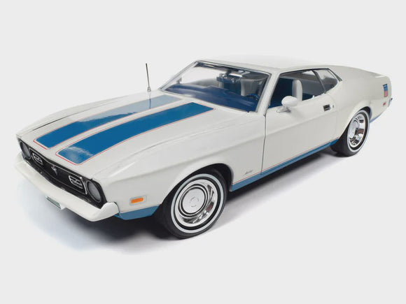 Auto World AMM1286 1972 Ford Mustang Fastback 