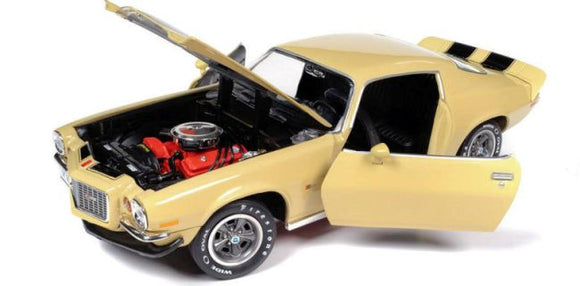 Auto World AMM1311 1972 Chevy Camaro Z28 RS - Cream Yellow