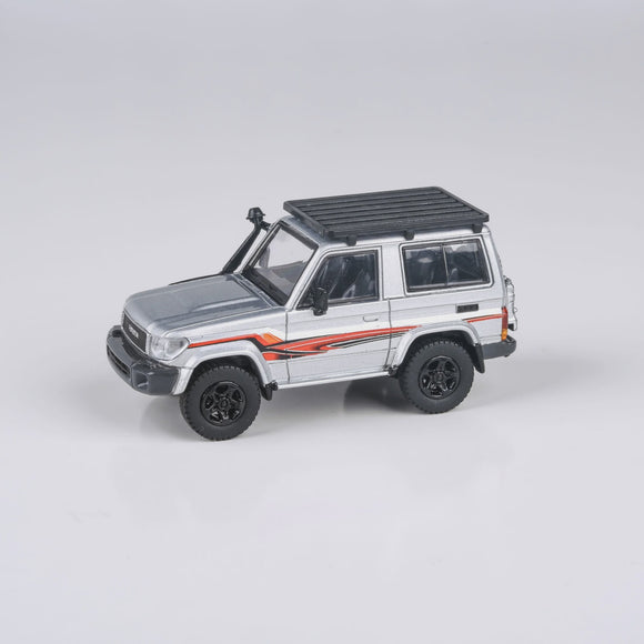 PARA64 65566 Toyota Landcruiser 71 SWB Silver w/ Roof Rack
